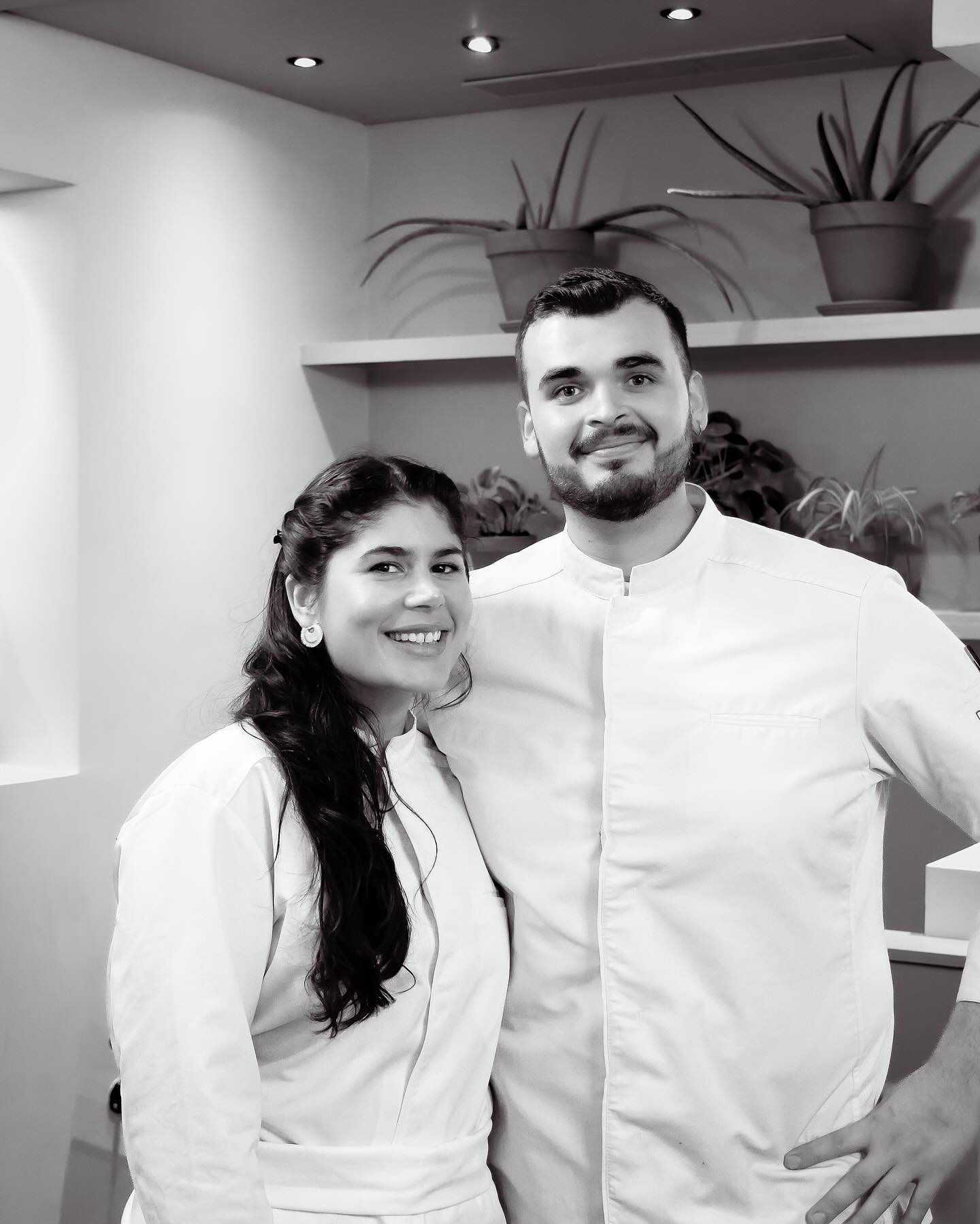 Photo en noir et blanc des propriétaires du restaurant Alegria Boileau