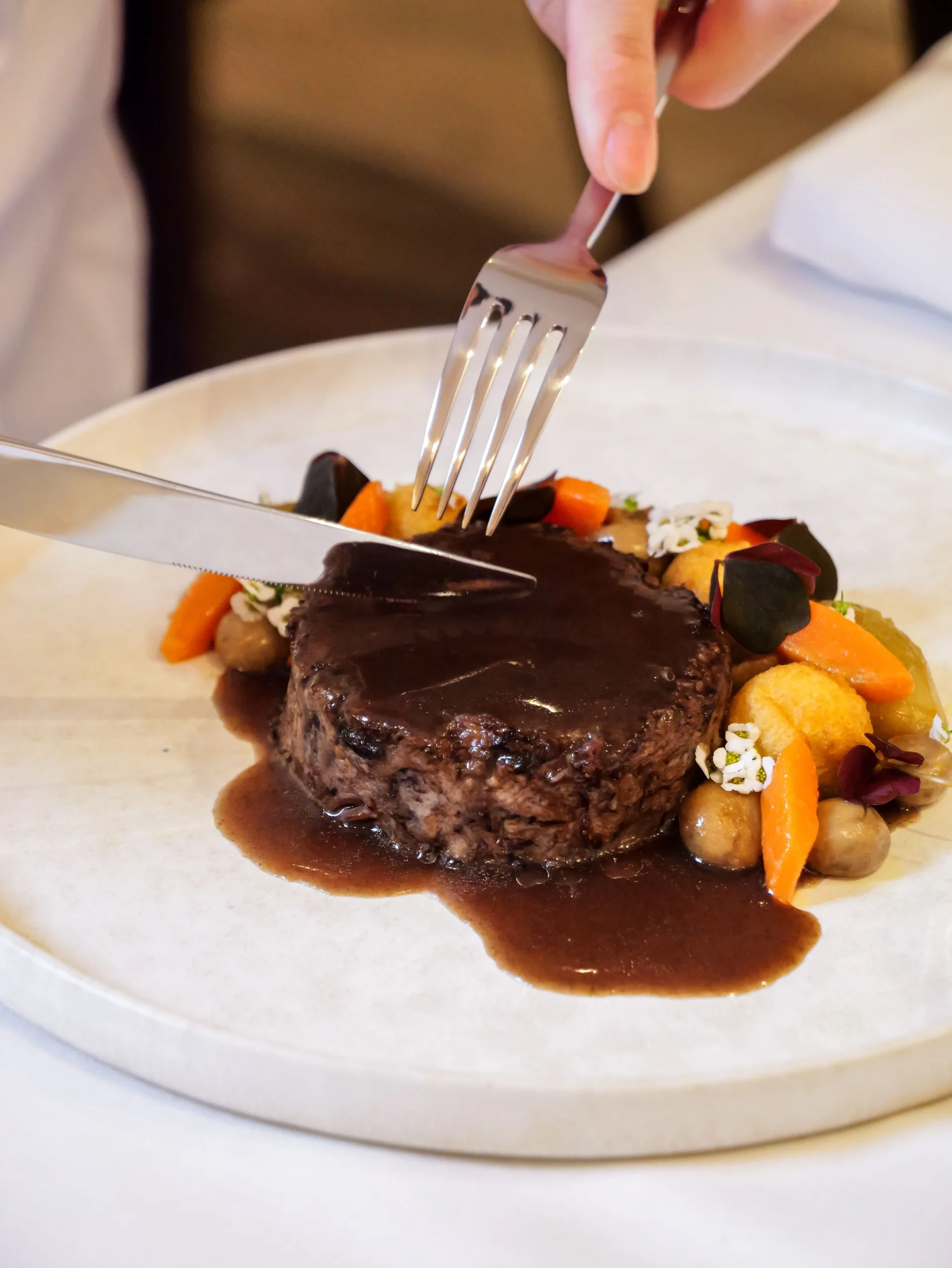 Photo d'une assiette, plat principal, pressé de bœuf et légumes