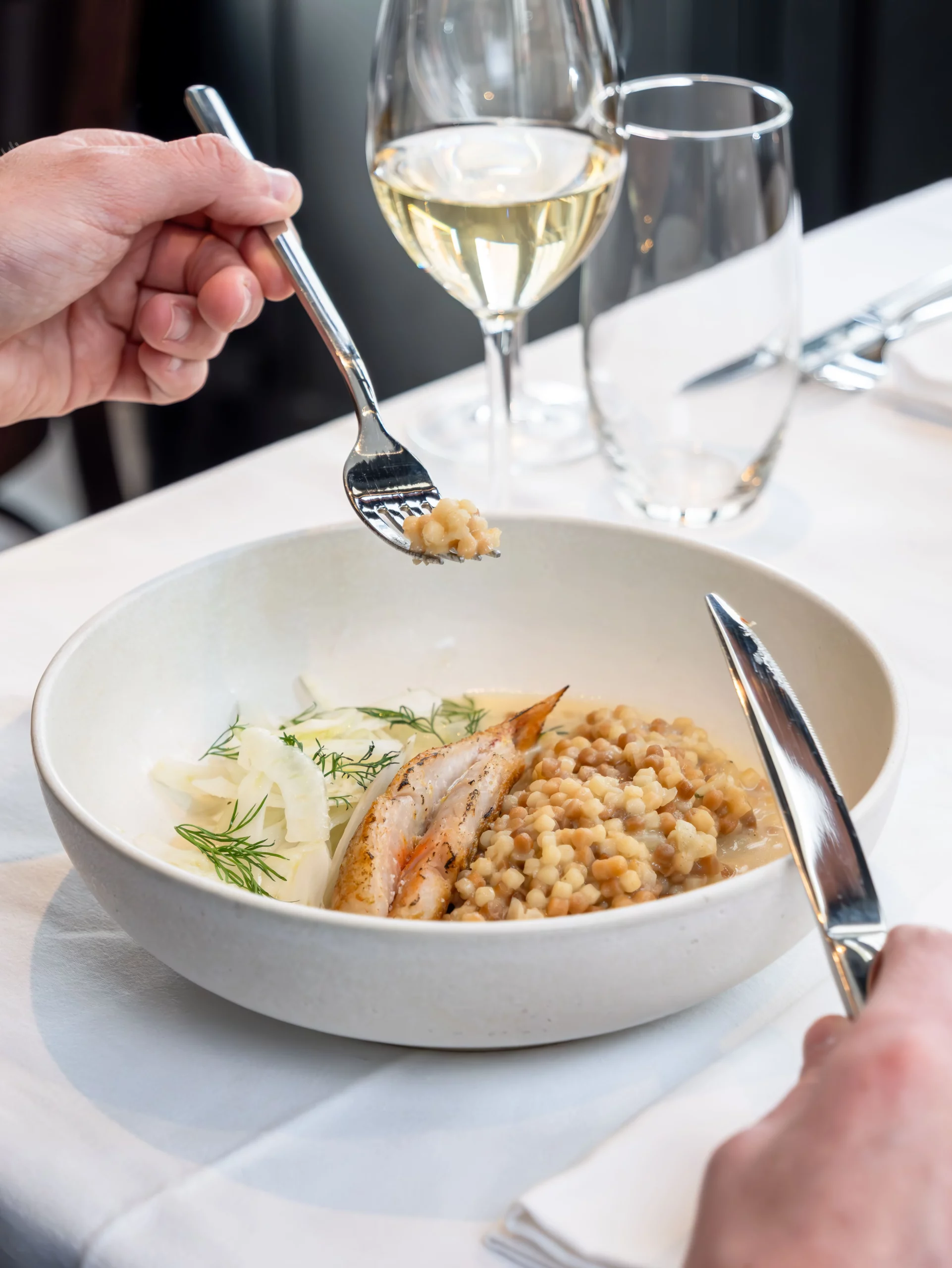 Photo d'un plat contenant de la viande et une purée de légume